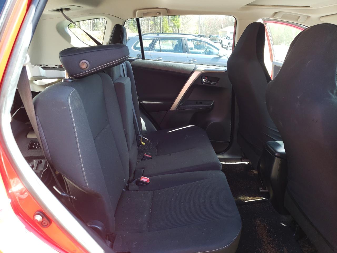 Photo 6 from auction – 2015 TOYOTA RAV4 XLE with VIN JTMRFREVXFJ047201