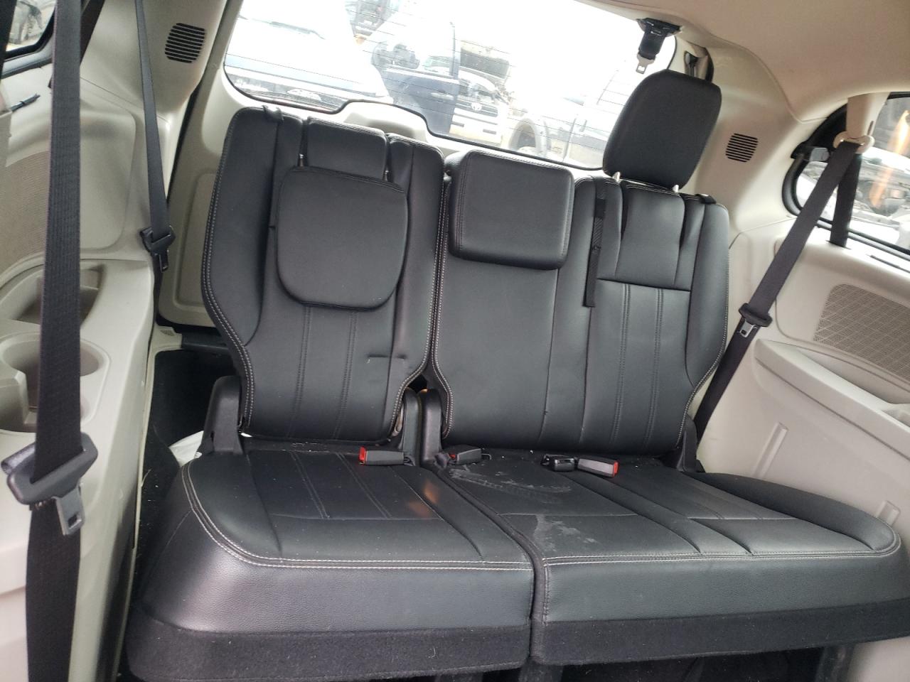 Photo 9 from auction – 2016 CHRYSLER TOWN & COU with VIN 2C4RC1BG4GR254020