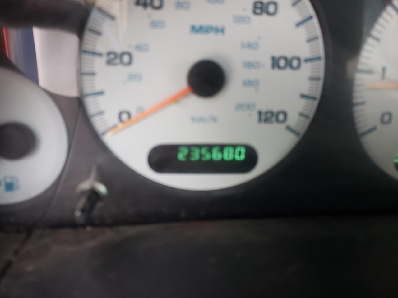 Photo 8 from auction – 2002 CHRYSLER TOWN & COU with VIN 2C4GP34382R558395
