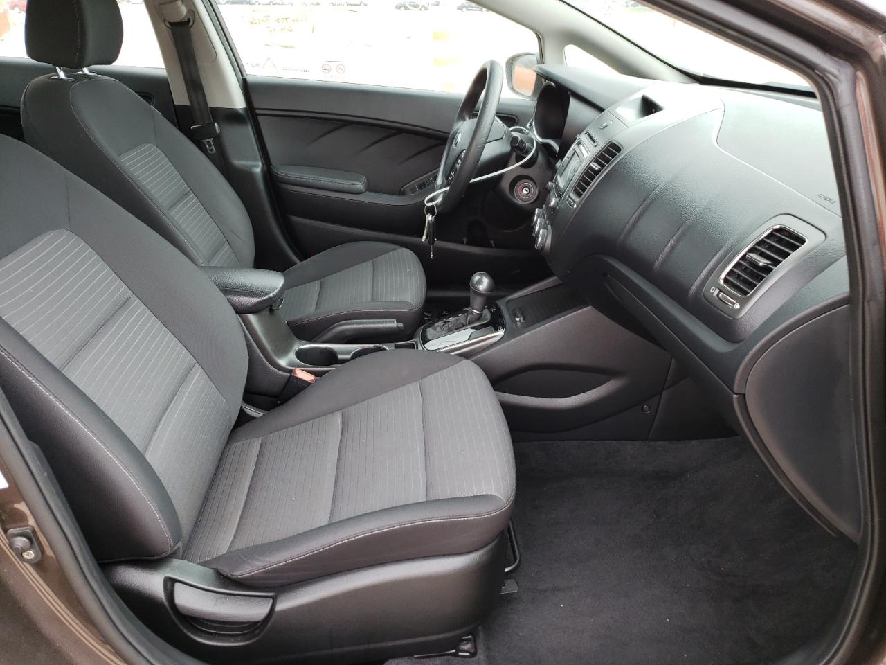 Photo 5 from auction – 2017 KIA FORTE LX with VIN 3KPFL4A7XHE010283