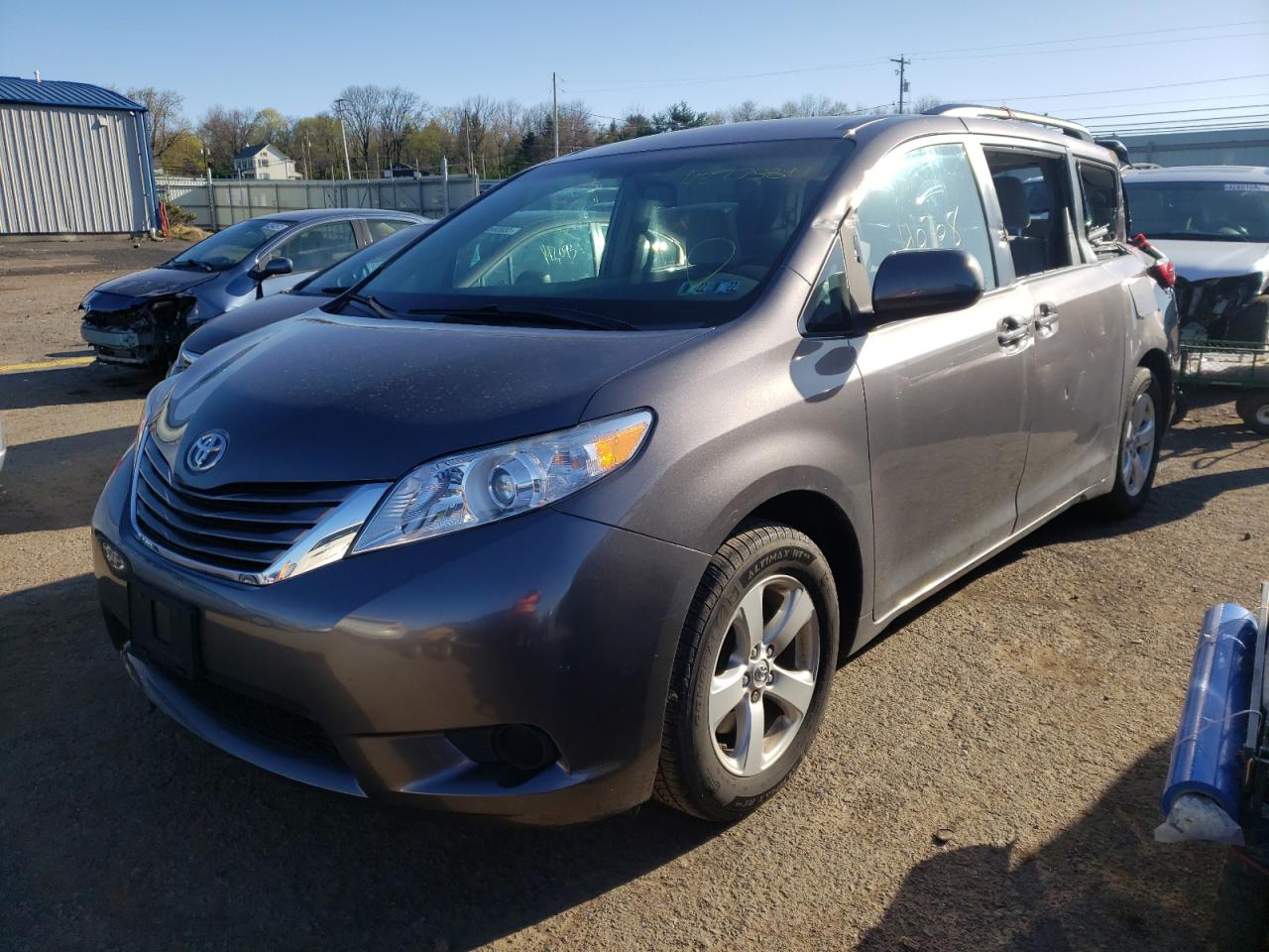 Photo 2 from auction – 2017 TOYOTA SIENNA LE with VIN 5TDKZ3DC1HS836784