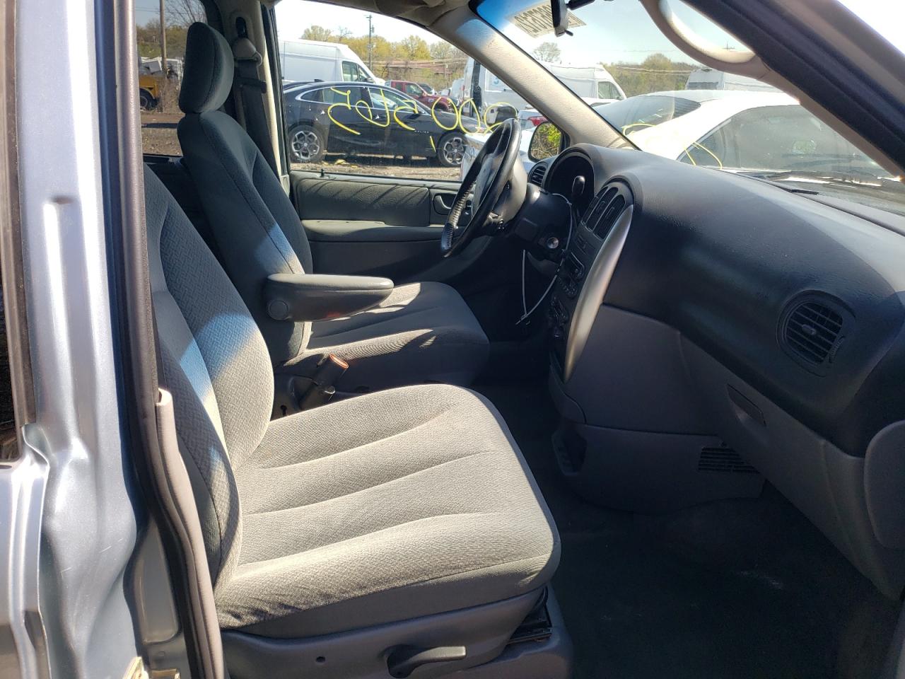 Photo 5 from auction – 2005 CHRYSLER TOWN & COU with VIN 2C4GP54L75R357250