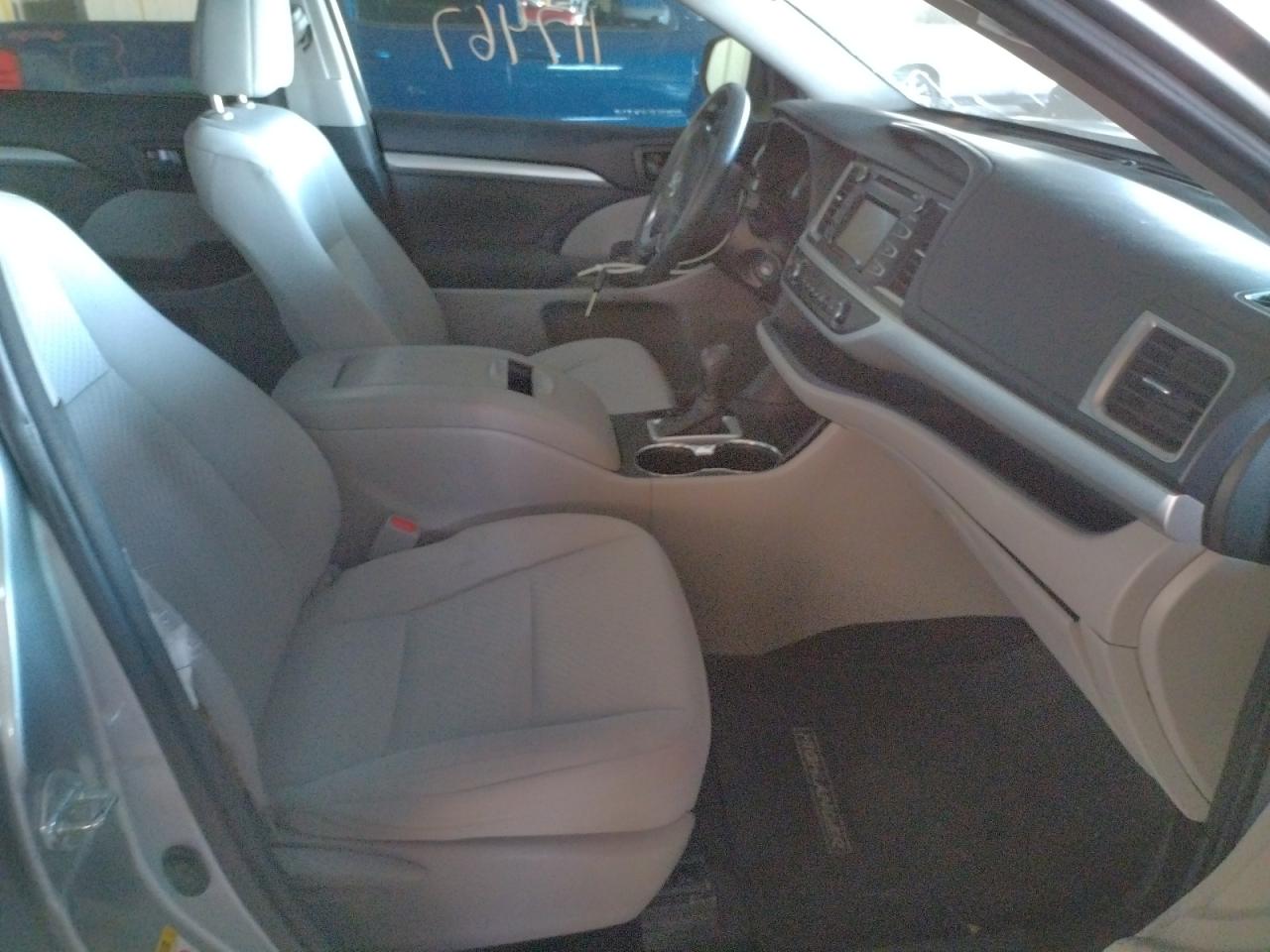 Photo 5 from auction – 2016 TOYOTA HIGHLANDER with VIN 5TDZKRFH7GS172083