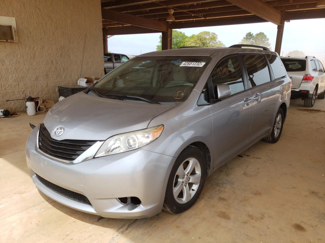 Photo 2 from auction – 2011 TOYOTA SIENNA LE with VIN 5TDKK3DC7BS163415