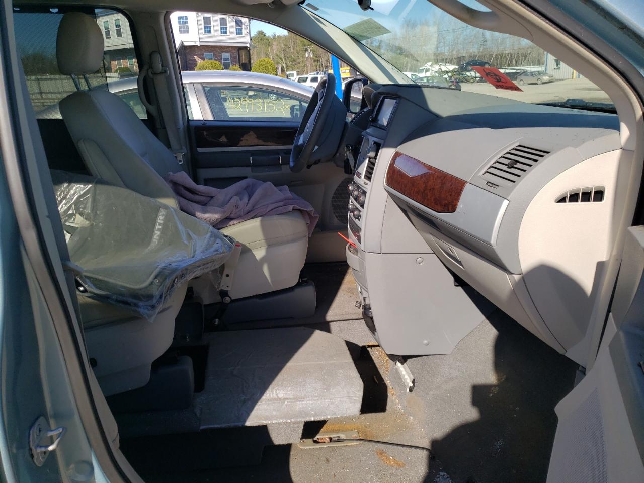 Photo 5 from auction – 2009 CHRYSLER TOWN AND C with VIN 2A8HR54149R625246