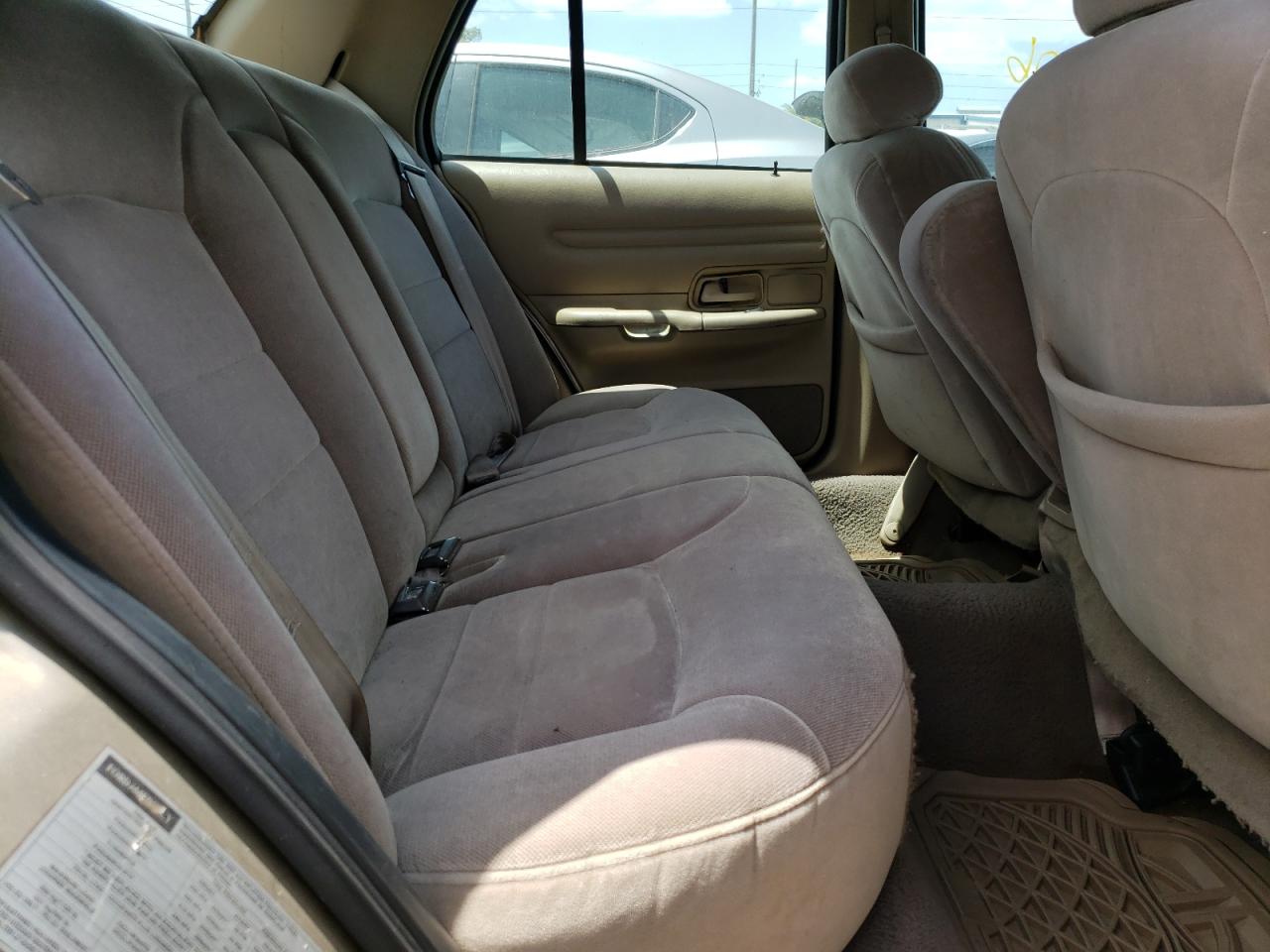 Photo 6 from auction – 2000 FORD CROWN VICT with VIN 2FAFP74W9YX132755