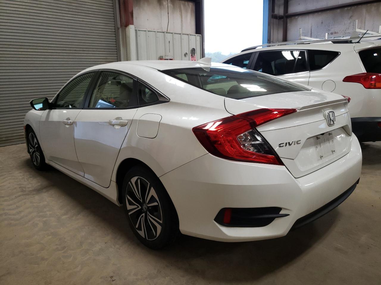 Photo 3 from auction – 2018 HONDA CIVIC EX with VIN JHMFC1F33JX028441