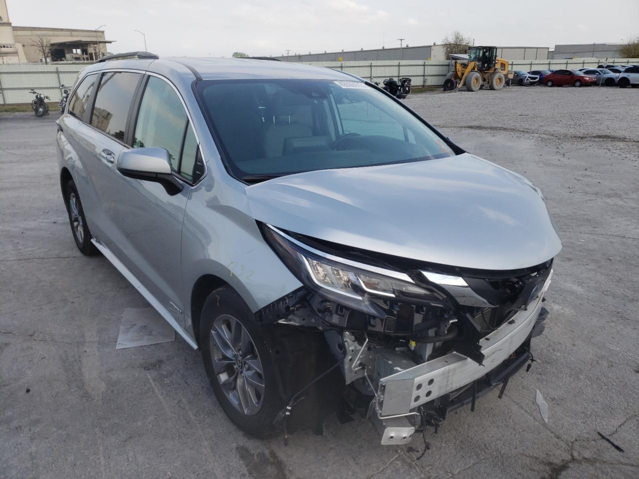 TOYOTA SIENNA LE 2021 with VIN 5TDKRKEC3MS027161 - Photo from auction