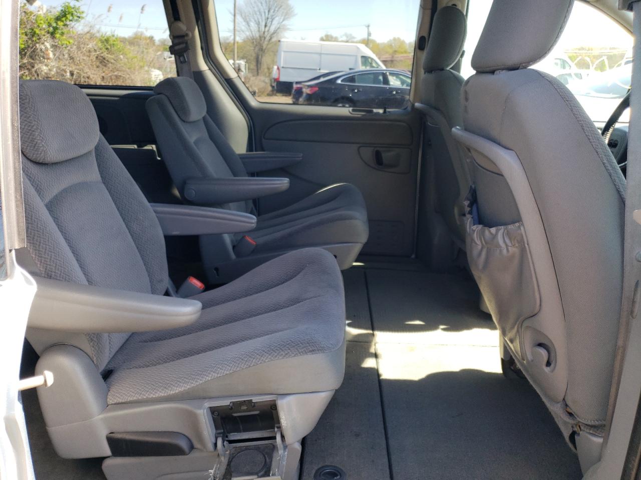 Photo 6 from auction – 2005 CHRYSLER TOWN & COU with VIN 2C4GP54L75R357250