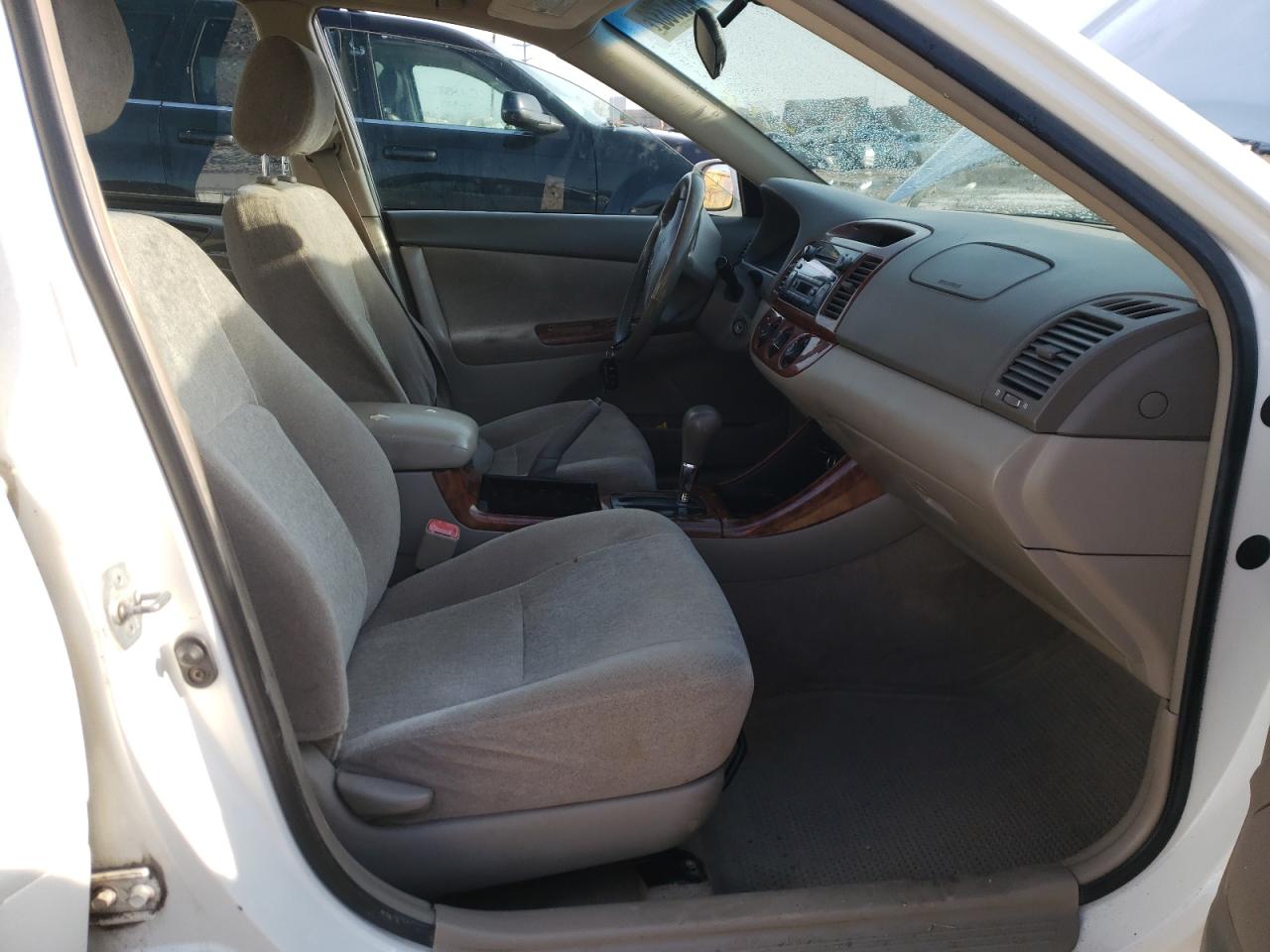 Photo 5 from auction – 2004 TOYOTA CAMRY LE with VIN JTDBE32K340251255