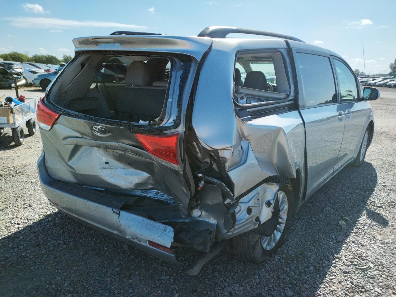Photo 9 from auction – 2014 TOYOTA SIENNA XLE with VIN 5TDYK3DC6ES466118