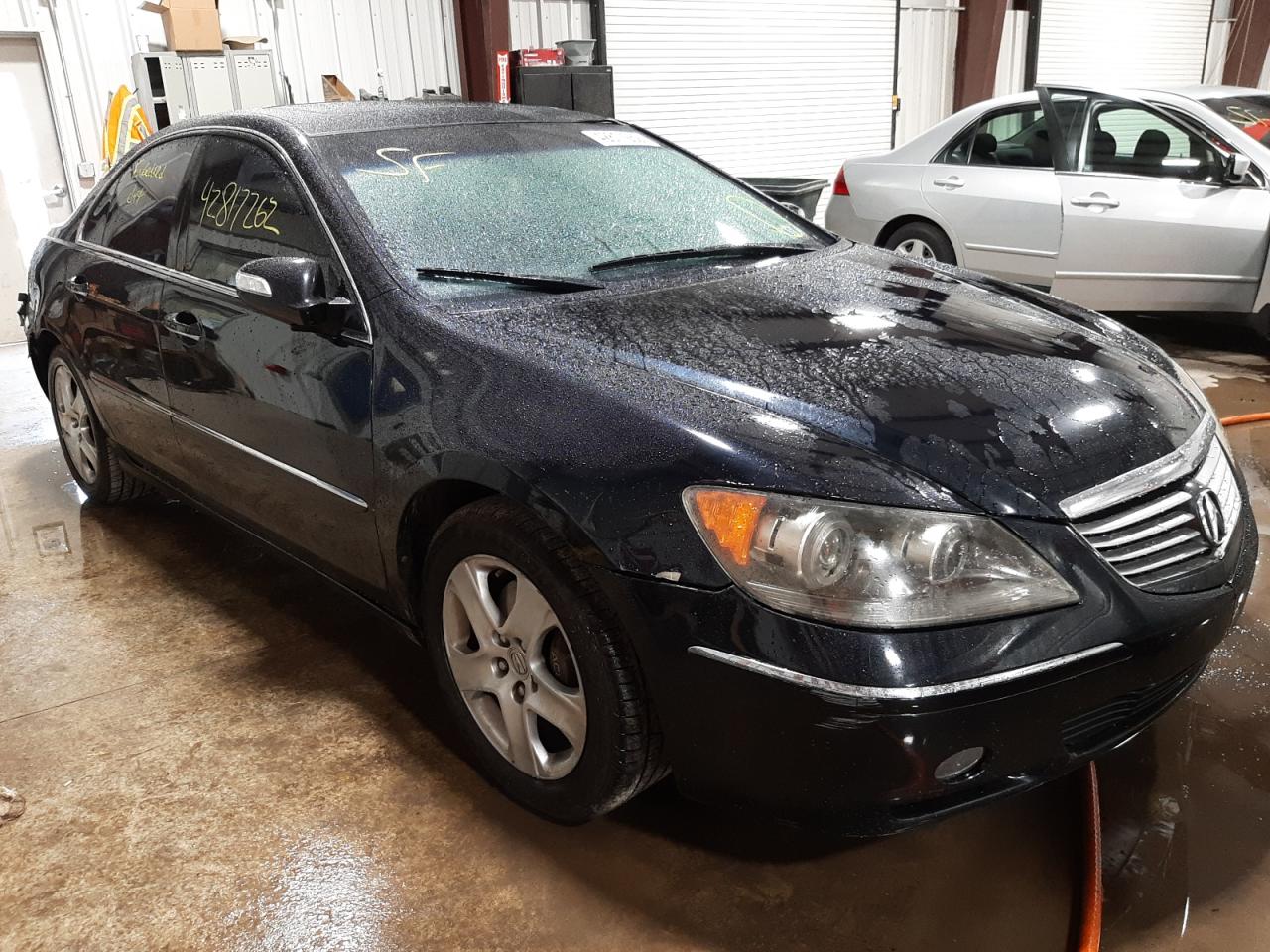 ACURA RL 2006 with VIN JH4KB16516C011624 - Photo from auction