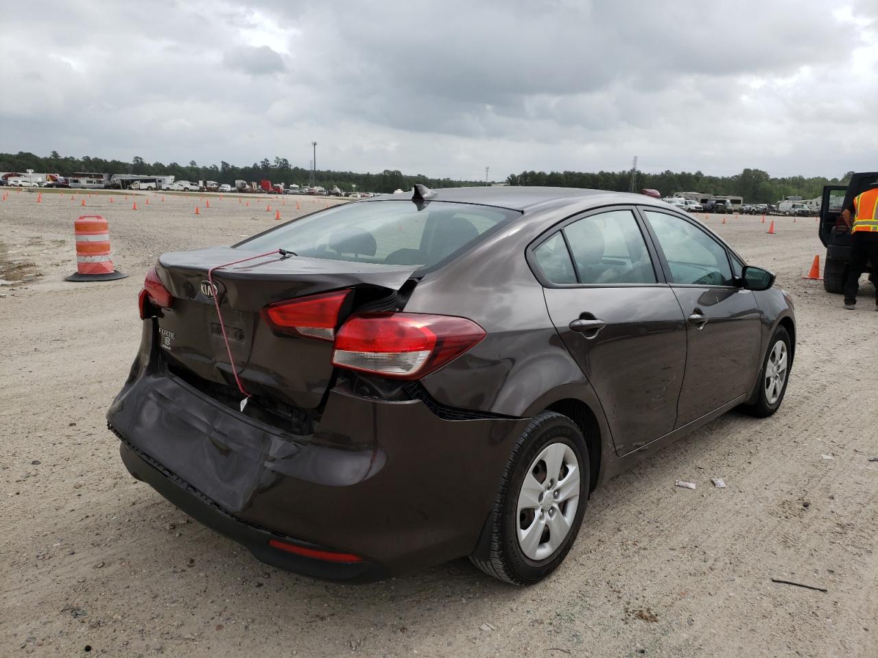 Photo 4 from auction – 2017 KIA FORTE LX with VIN 3KPFL4A7XHE010283