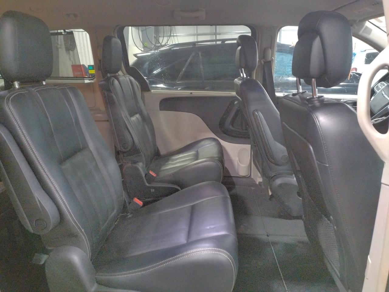 Photo 6 from auction – 2011 CHRYSLER TOWN & COU with VIN 2A4RR8DG2BR772506