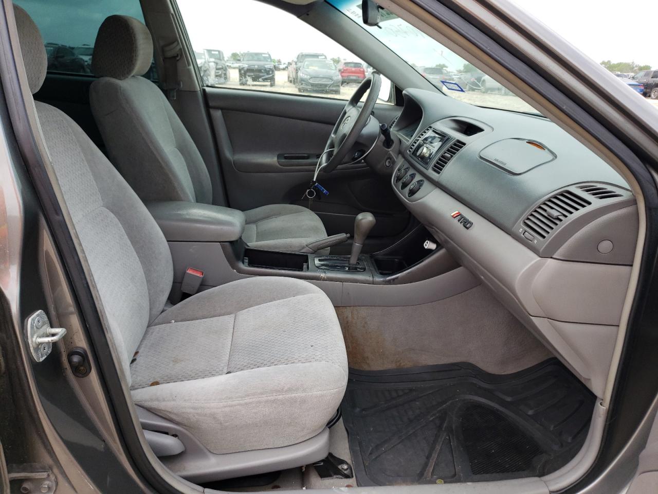 Photo 5 from auction – 2002 TOYOTA CAMRY LE with VIN 4T1BE32K72U582955