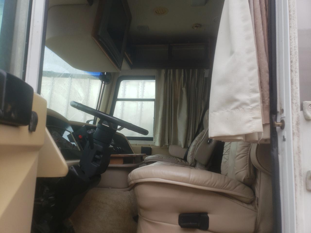 Photo 5 from auction – 2004 WORKHORSE CUSTOM CHASSIS MOTORHOME with VIN 5B4MP67G543393989