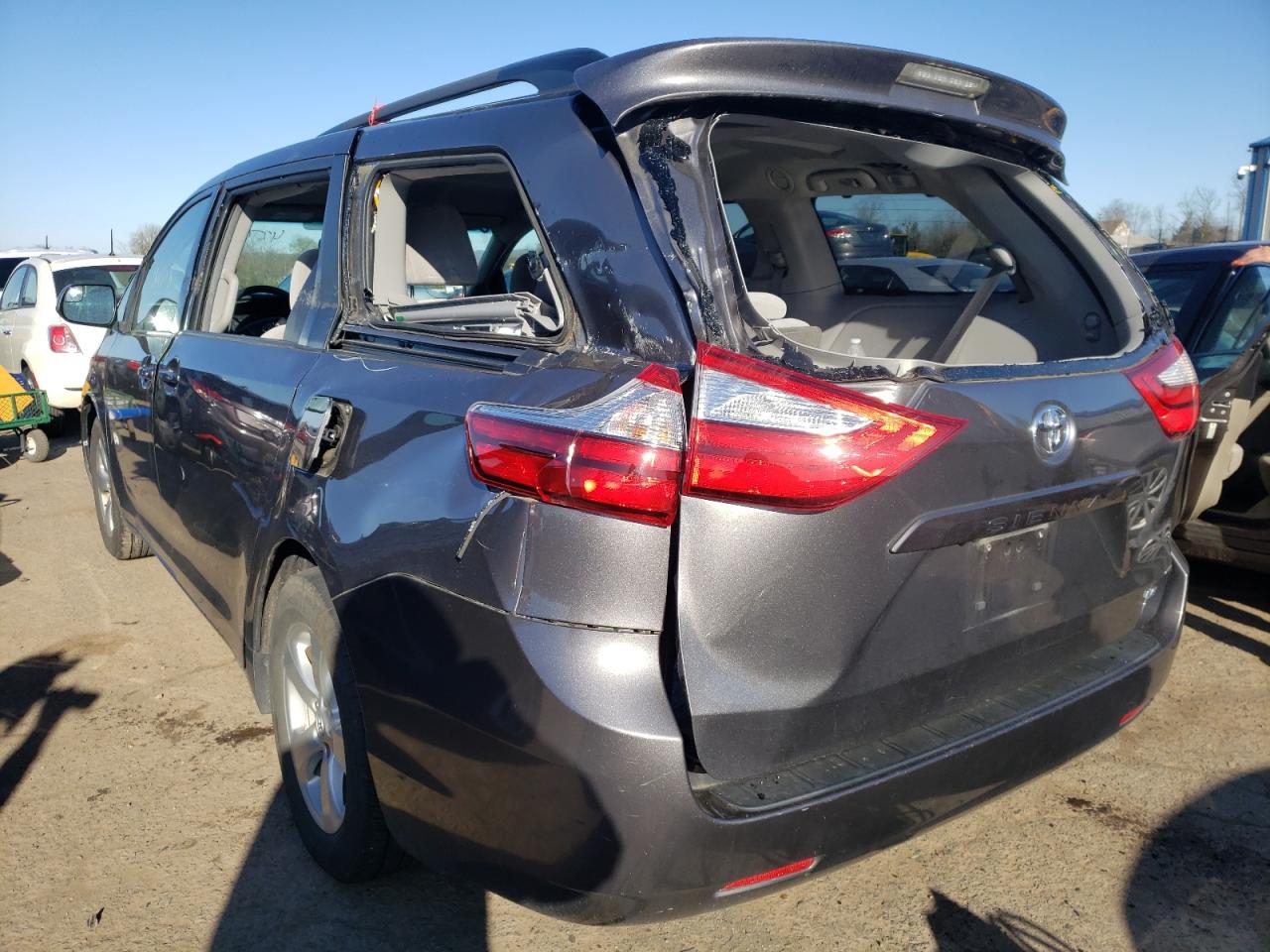 Photo 3 from auction – 2017 TOYOTA SIENNA LE with VIN 5TDKZ3DC1HS836784