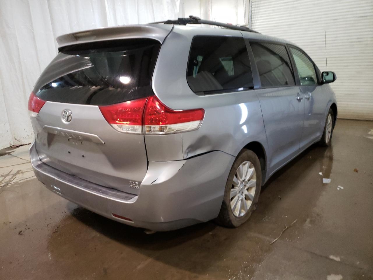 Photo 4 from auction – 2014 TOYOTA SIENNA XLE with VIN 5TDDK3DC3ES072820