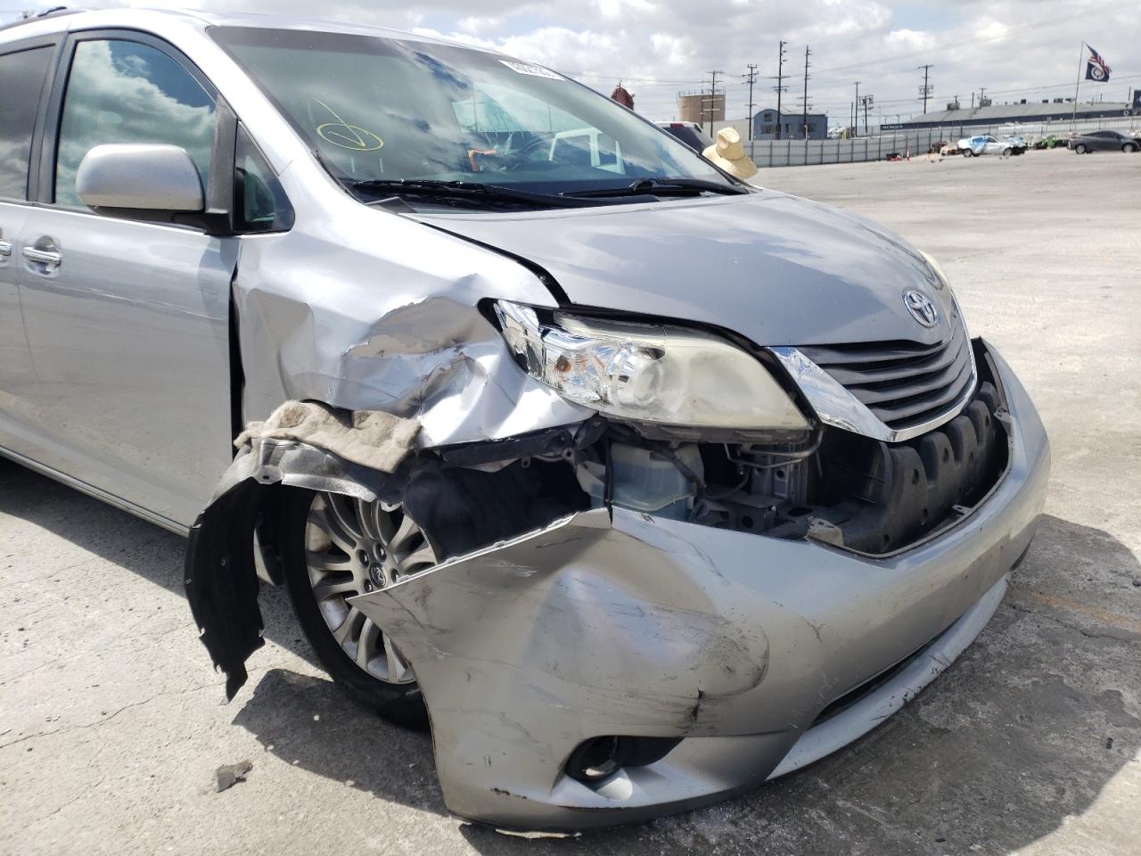 Photo 9 from auction – 2011 TOYOTA SIENNA XLE with VIN 5TDYK3DC3BS010458