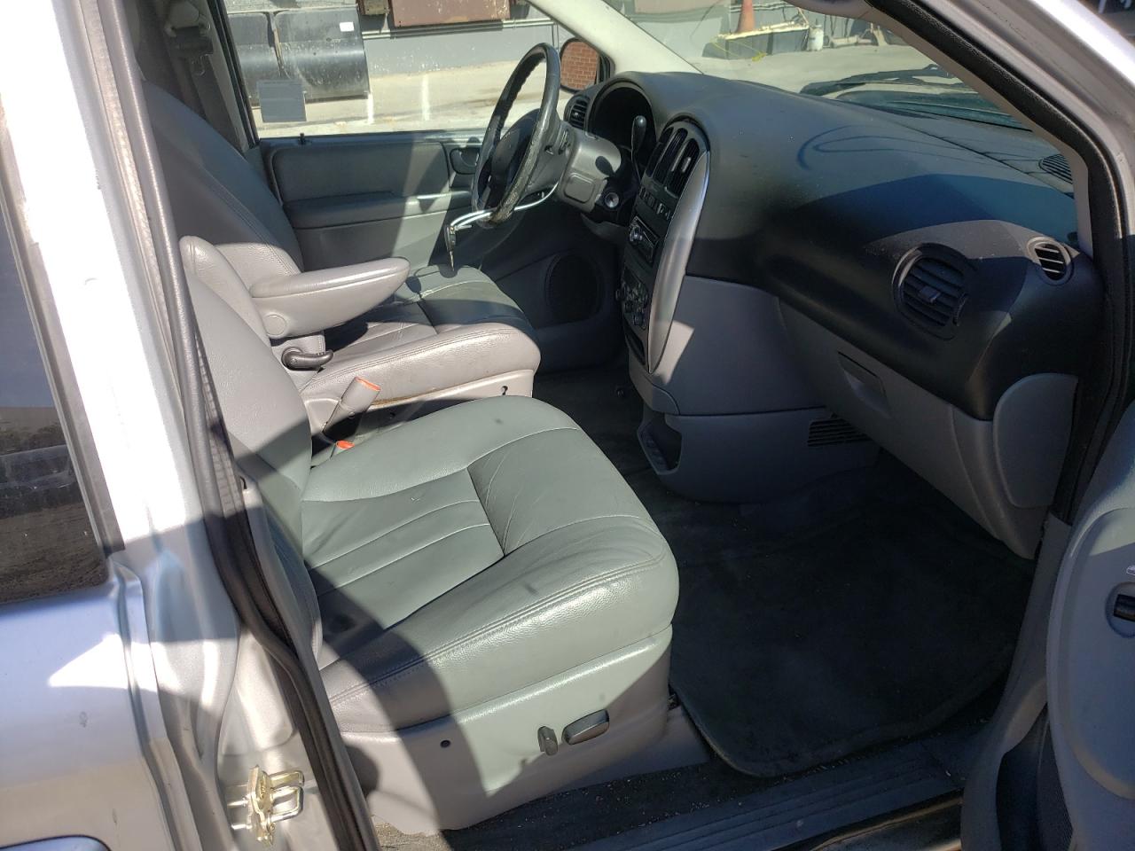 Photo 5 from auction – 2005 CHRYSLER TOWN & COU with VIN 2C4GP54L85R204098