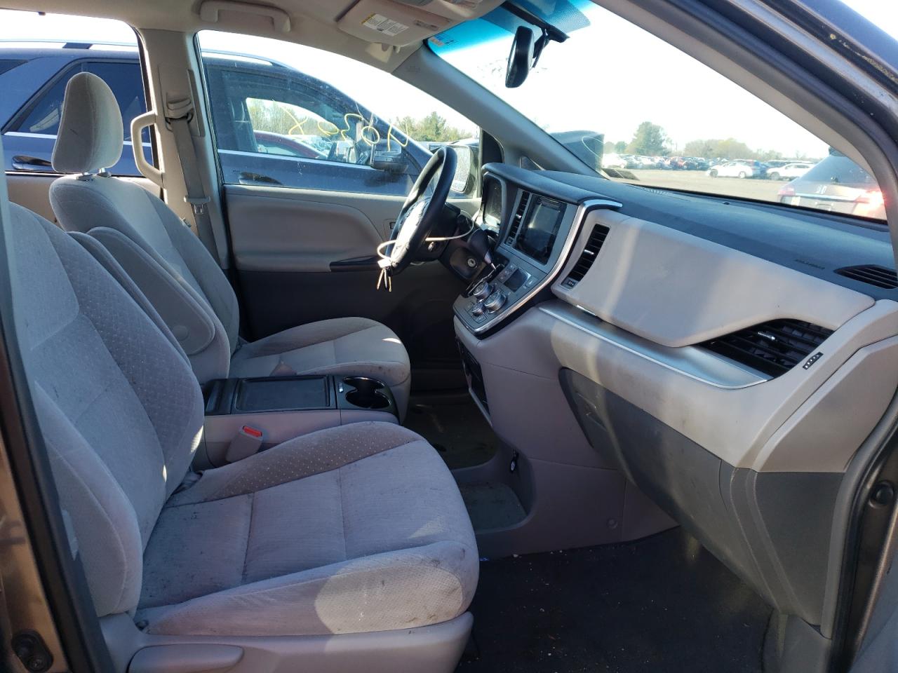 Photo 5 from auction – 2017 TOYOTA SIENNA LE with VIN 5TDKZ3DC1HS836784