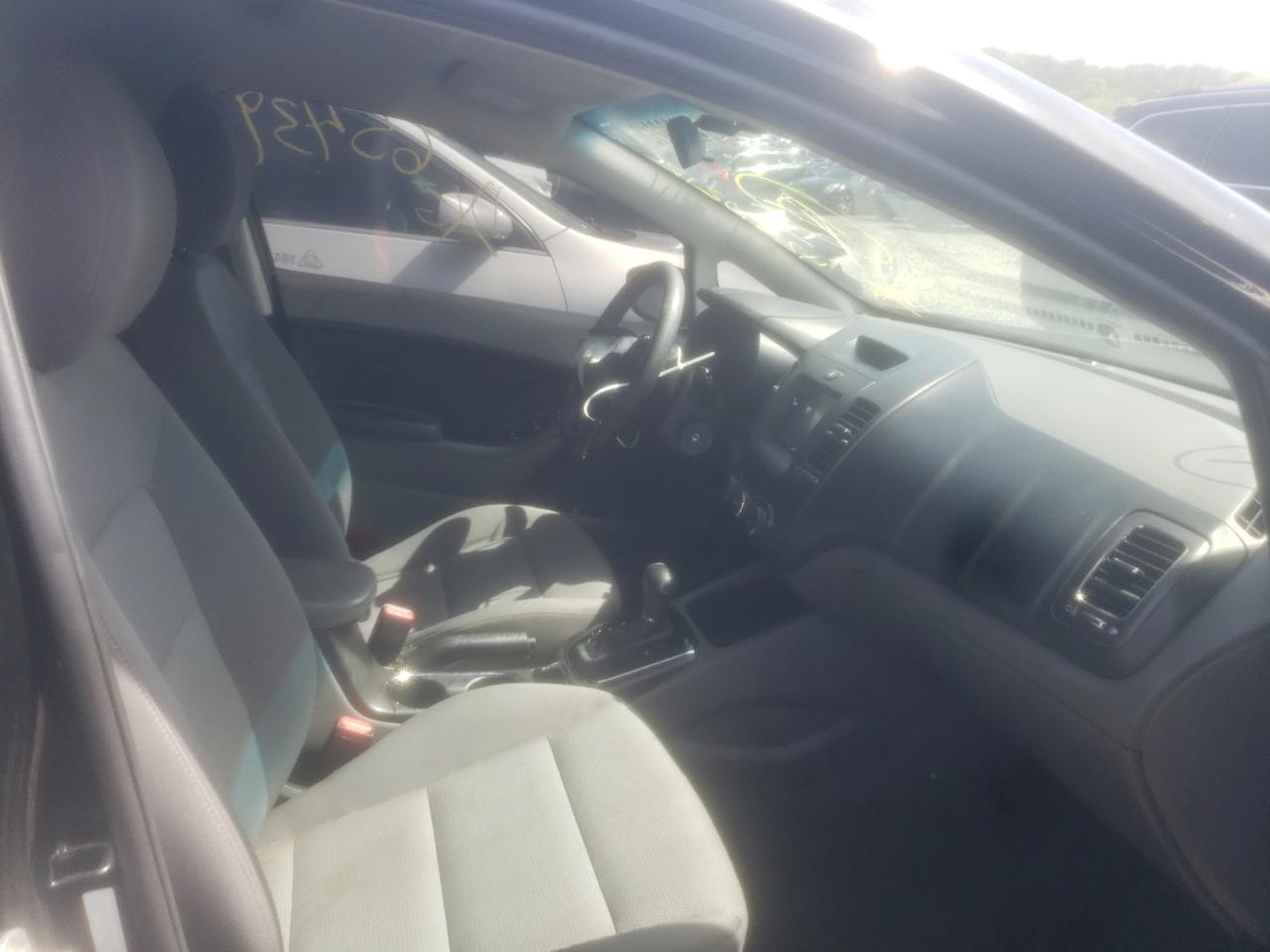 Photo 5 from auction – 2017 KIA FORTE LX with VIN 3KPFK4A78HE119747