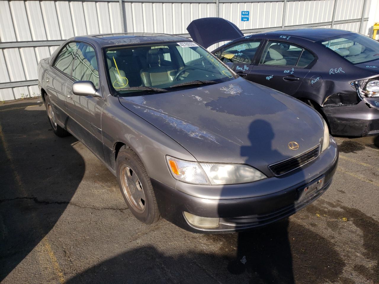 LEXUS ES 300 1998 with VIN JT8BF28G4W0129385 - Photo from auction