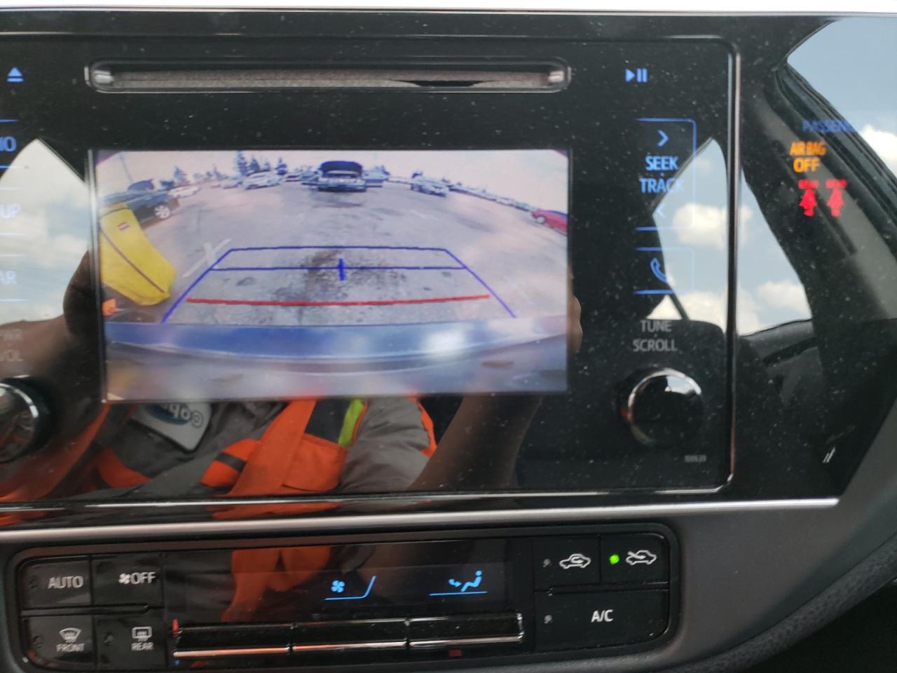 Photo 9 from auction – 2018 TOYOTA COROLLA L with VIN 2T1BURHE4JC070674