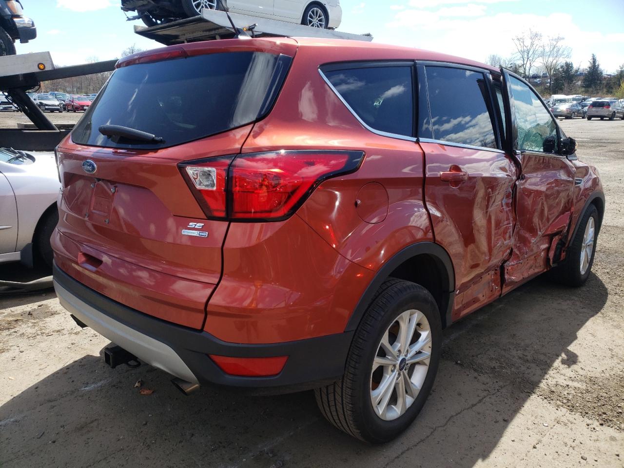 Photo 4 from auction – 2019 FORD ESCAPE SE with VIN 1FMCU9GDXKUB56276