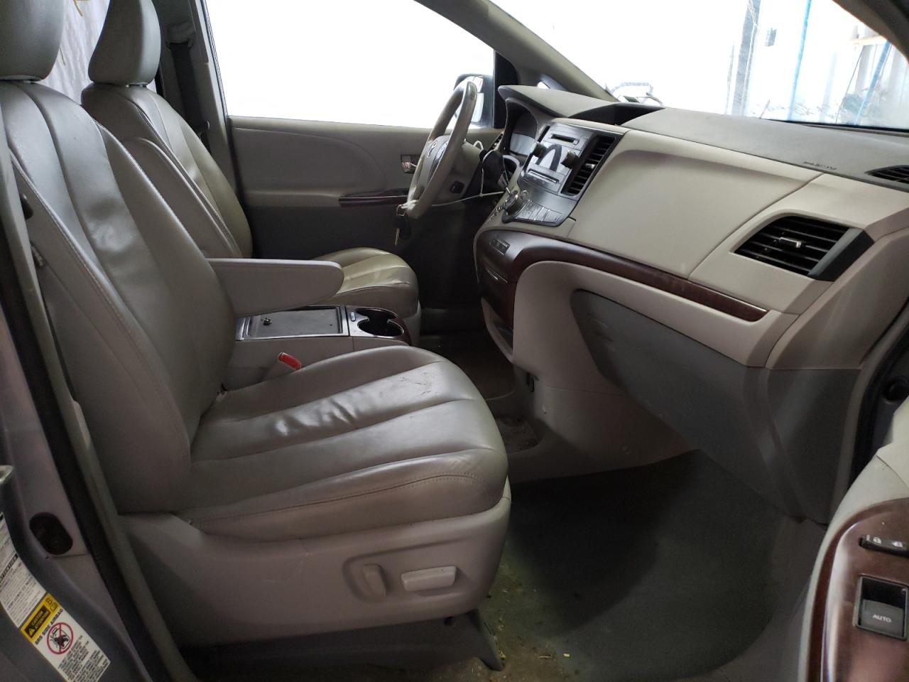 Photo 5 from auction – 2014 TOYOTA SIENNA XLE with VIN 5TDDK3DC3ES072820