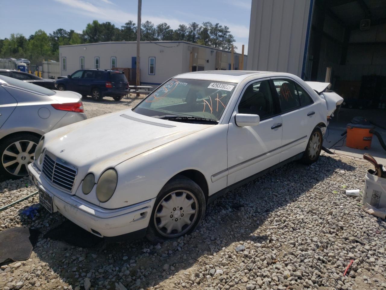 Photo 2 from auction – 1999 MERCEDES-BENZ E 320 with VIN WDBJF65H4XA909365