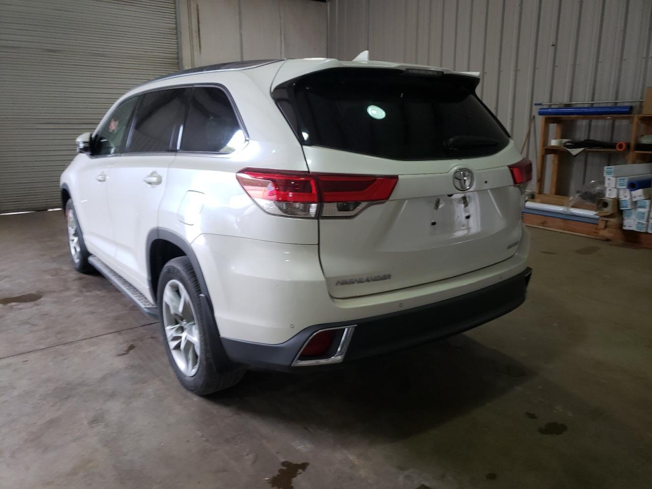 Photo 3 from auction – 2017 TOYOTA HIGHLANDER with VIN 5TDYZRFH8HS220232