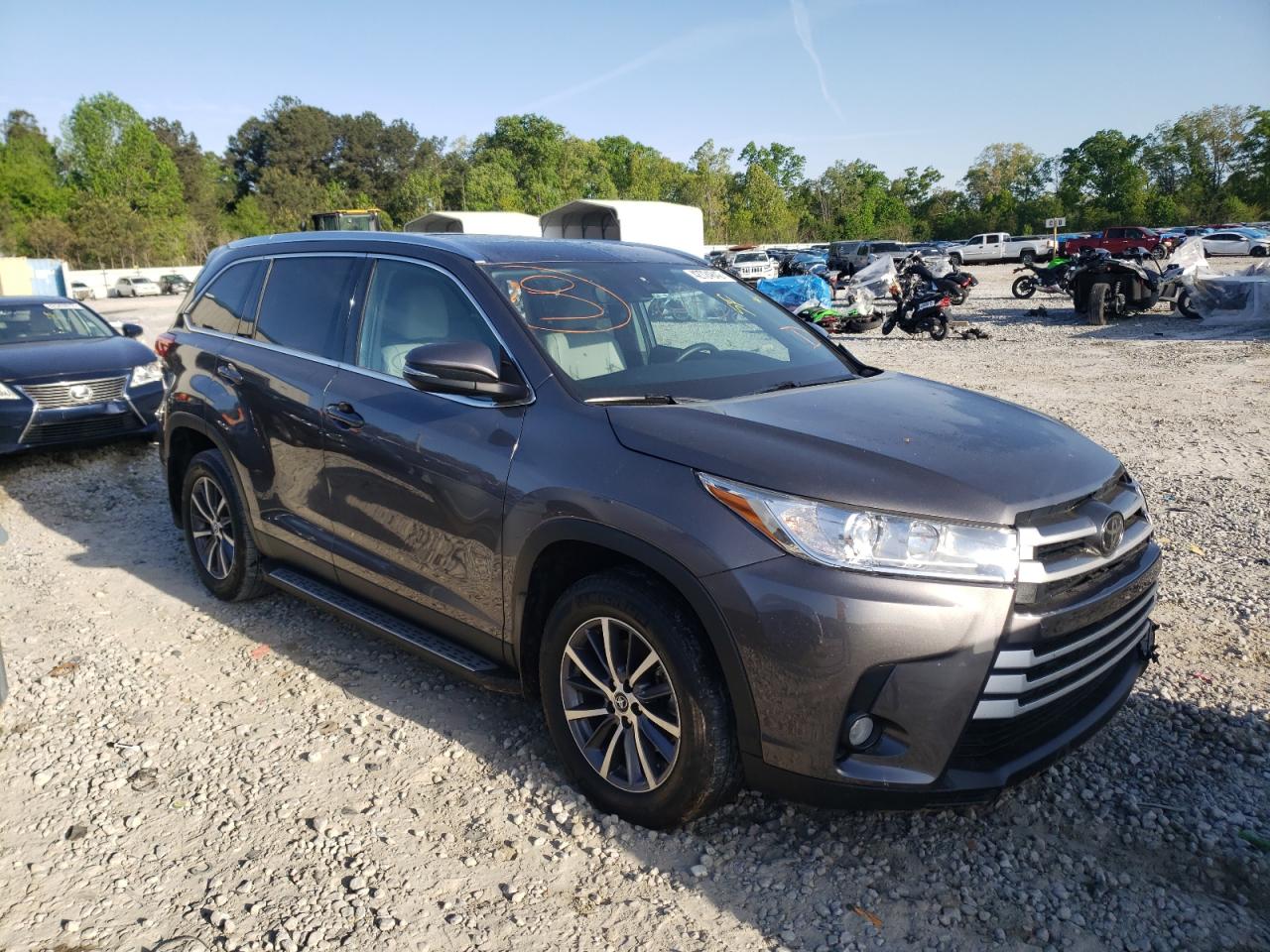 TOYOTA HIGHLANDER 2019 with VIN 5TDKZRFH5KS555476 - Photo from auction