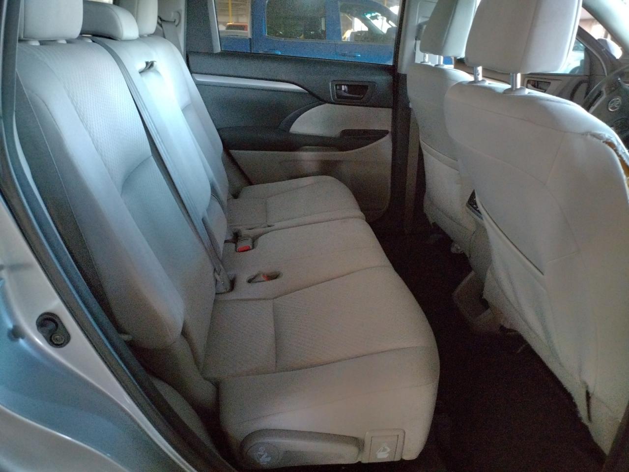 Photo 6 from auction – 2016 TOYOTA HIGHLANDER with VIN 5TDZKRFH7GS172083