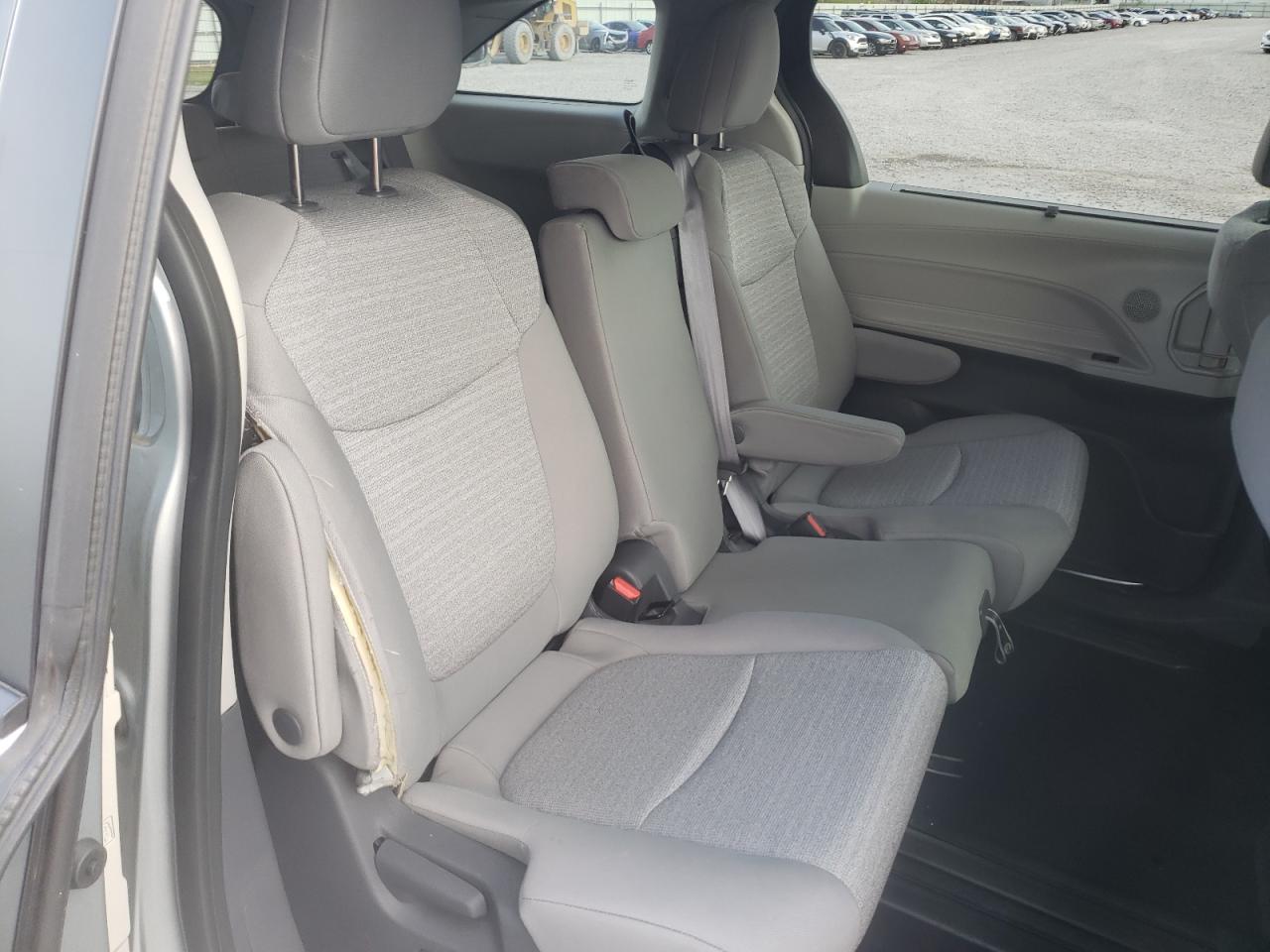 Photo 6 from auction – 2021 TOYOTA SIENNA LE with VIN 5TDKRKEC3MS027161