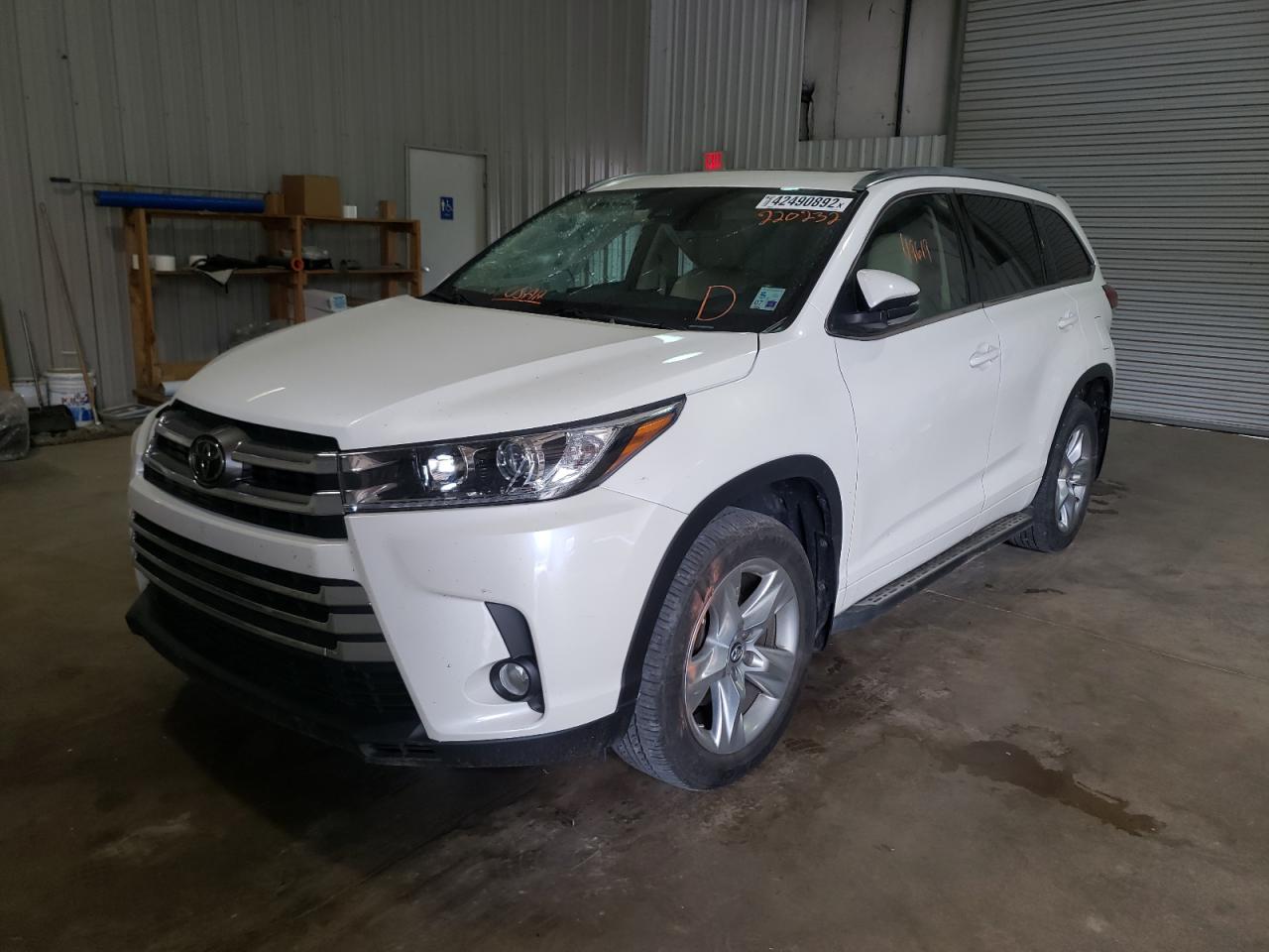 Photo 2 from auction – 2017 TOYOTA HIGHLANDER with VIN 5TDYZRFH8HS220232