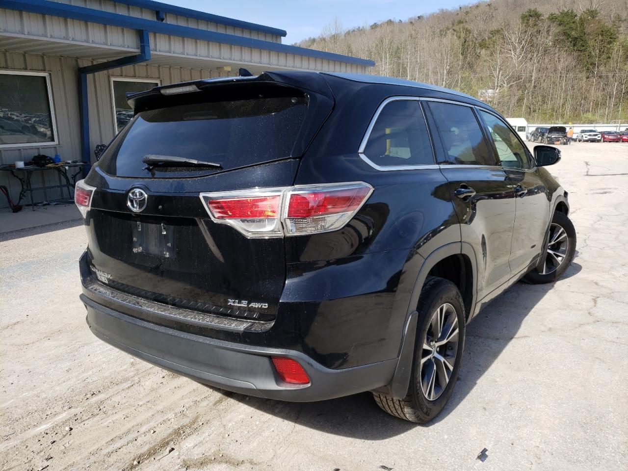 Photo 4 from auction – 2016 TOYOTA HIGHLANDER with VIN 5TDJKRFH0GS284141