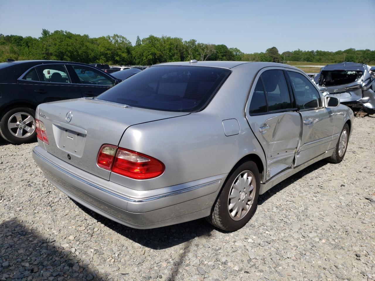 Photo 4 from auction – 2001 MERCEDES-BENZ E 320 with VIN WDBJF65J71B337597