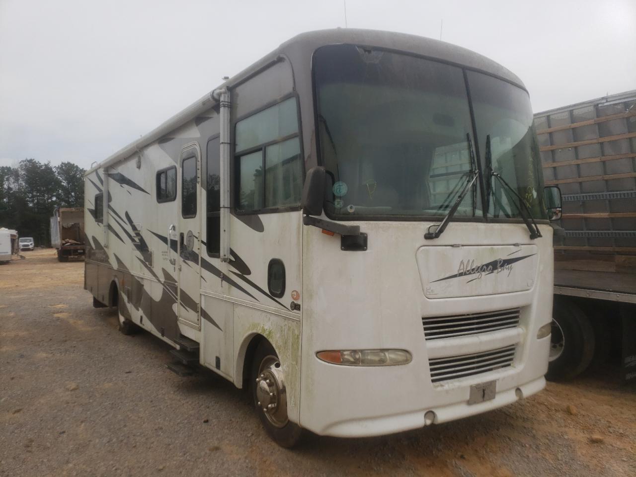 WORKHORSE CUSTOM CHASSIS MOTORHOME 2004 with VIN 5B4MP67G543393989 - Photo from auction