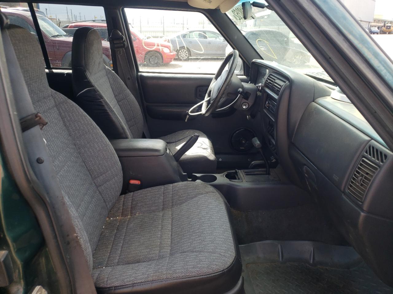 Photo 5 from auction – 1999 JEEP CHEROKEE S with VIN 1J4FF68S9XL673003