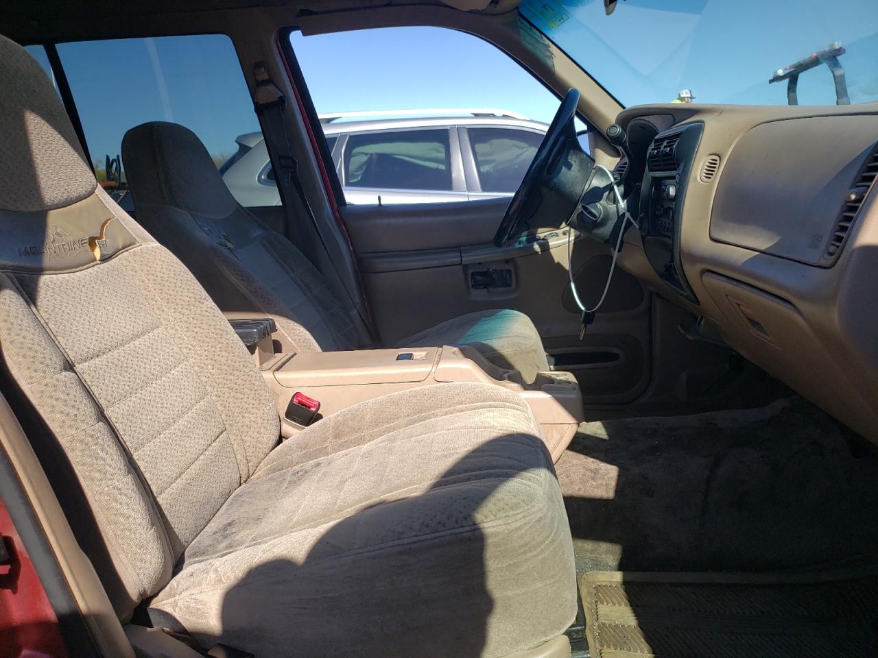 Photo 5 from auction – 2001 MERCURY MOUNTAINEE with VIN 4M2ZU86P21UJ12446