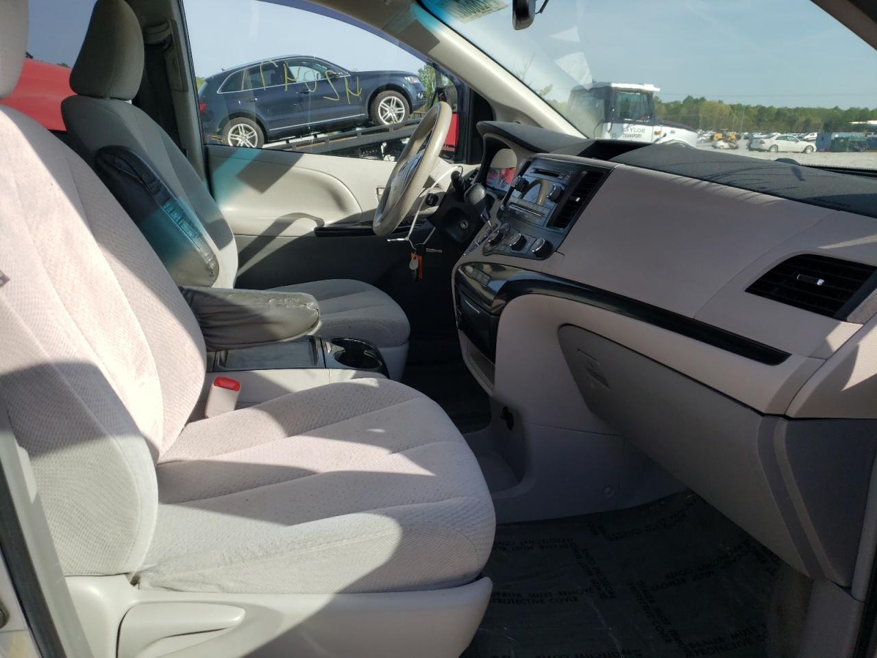 Photo 5 from auction – 2011 TOYOTA SIENNA LE with VIN 5TDKK3DC9BS151265