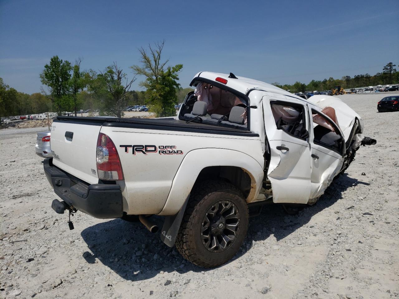 Photo 4 from auction – 2015 TOYOTA TACOMA DOU with VIN 5TFLU4EN2FX146669