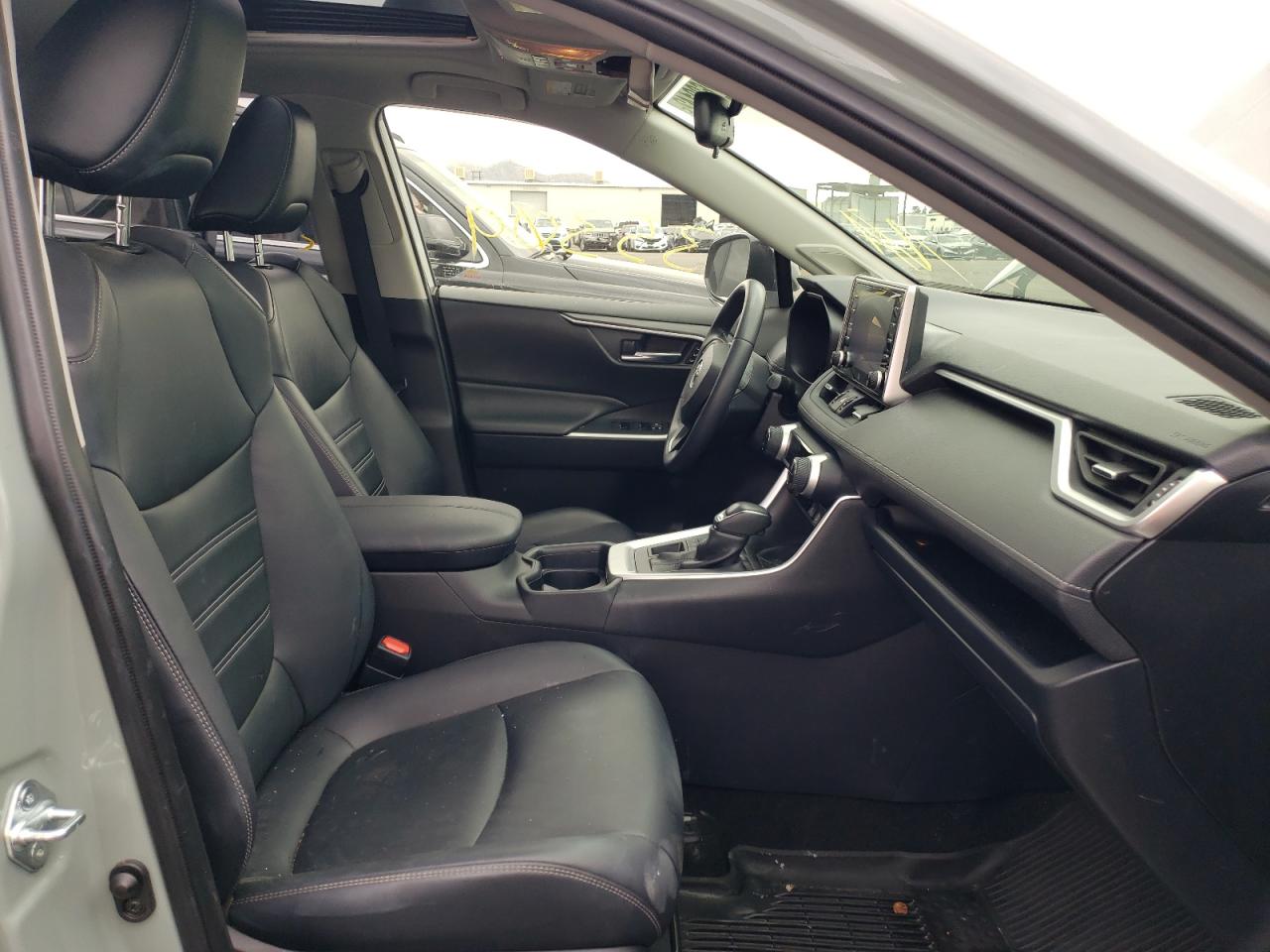 Photo 5 from auction – 2020 TOYOTA RAV4 XLE P with VIN JTMA1RFVXLD529932