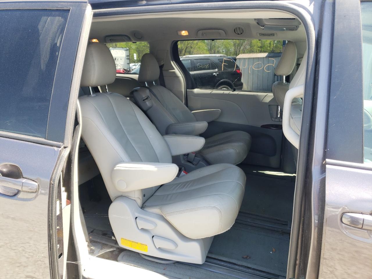 Photo 6 from auction – 2013 TOYOTA SIENNA XLE with VIN 5TDYK3DC1DS404835