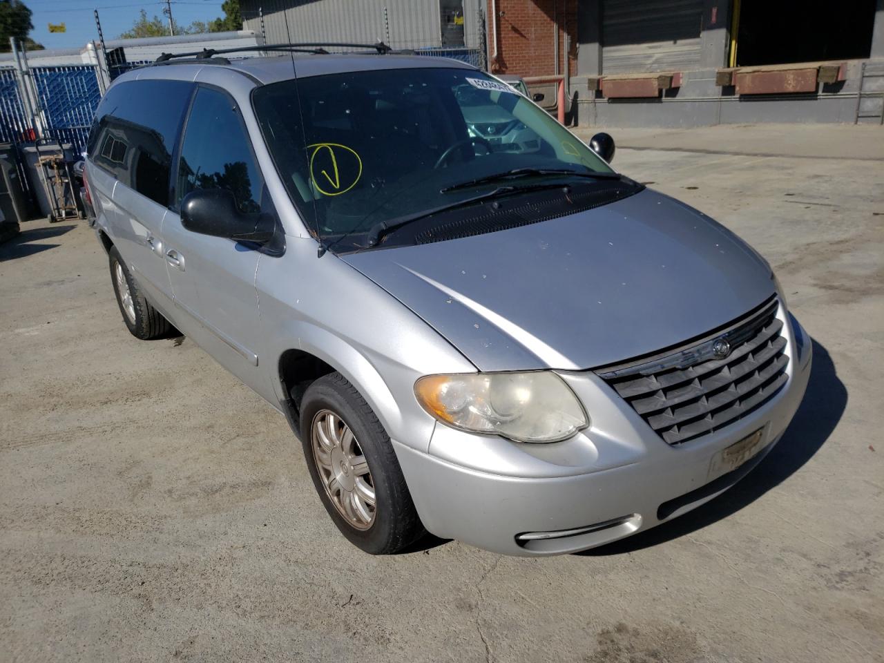 CHRYSLER TOWN & COU 2005 with VIN 2C4GP54L85R204098 - Photo from auction