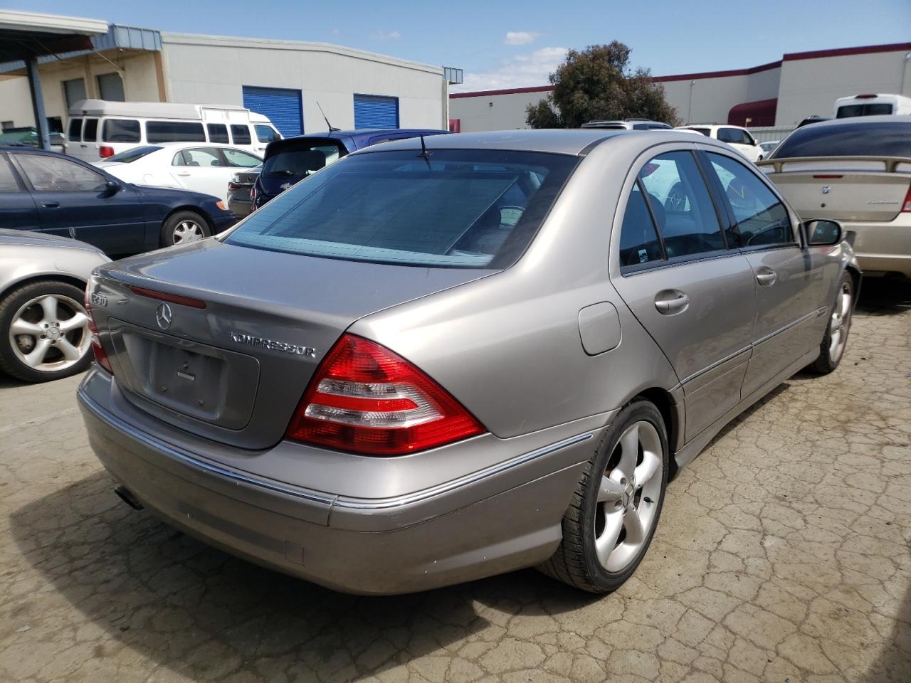 Photo 4 from auction – 2005 MERCEDES-BENZ C-CLASS with VIN WDBRF40J75F661940