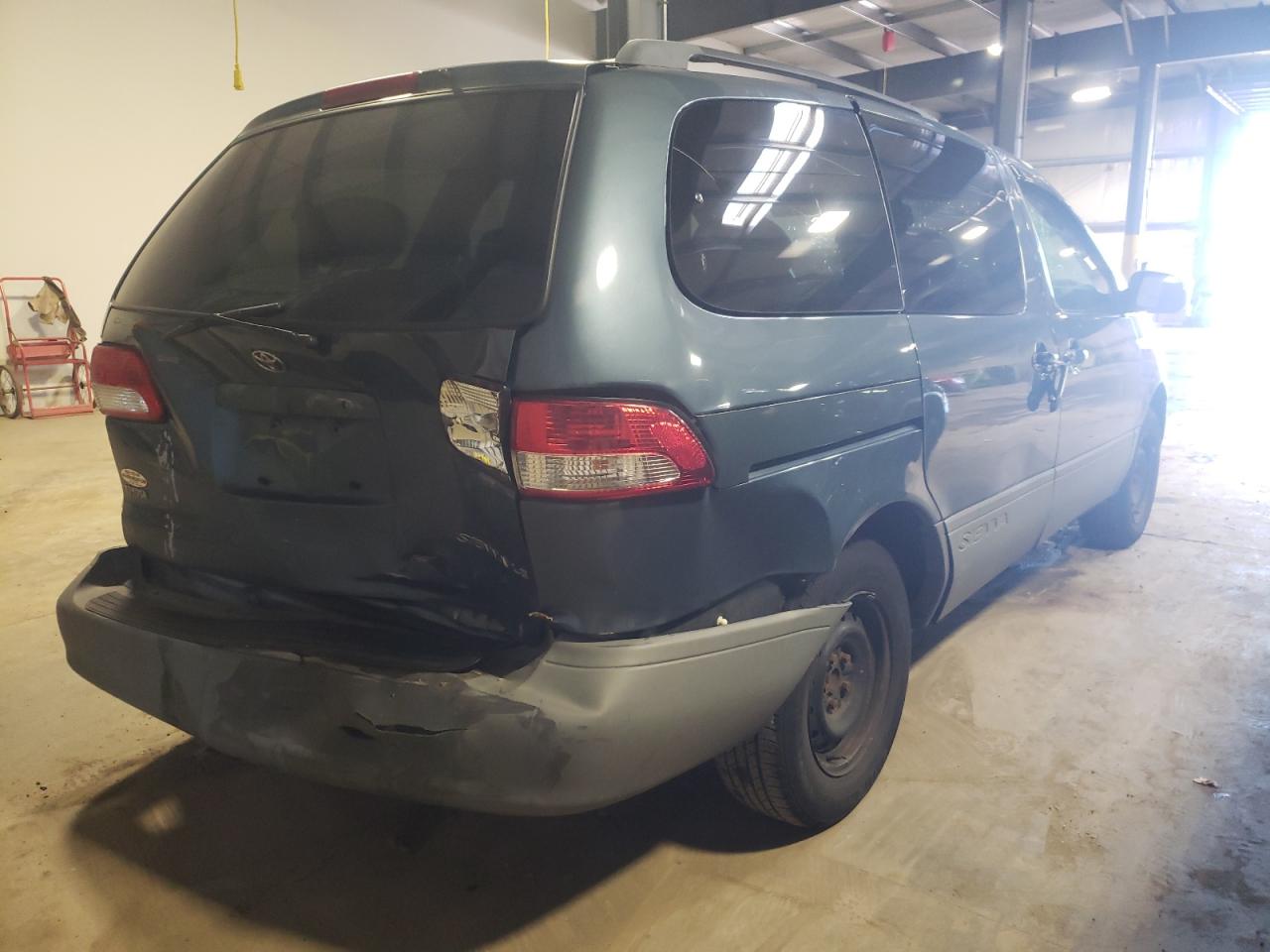 Photo 4 from auction – 2001 TOYOTA SIENNA LE with VIN 4T3ZF13C81U337790