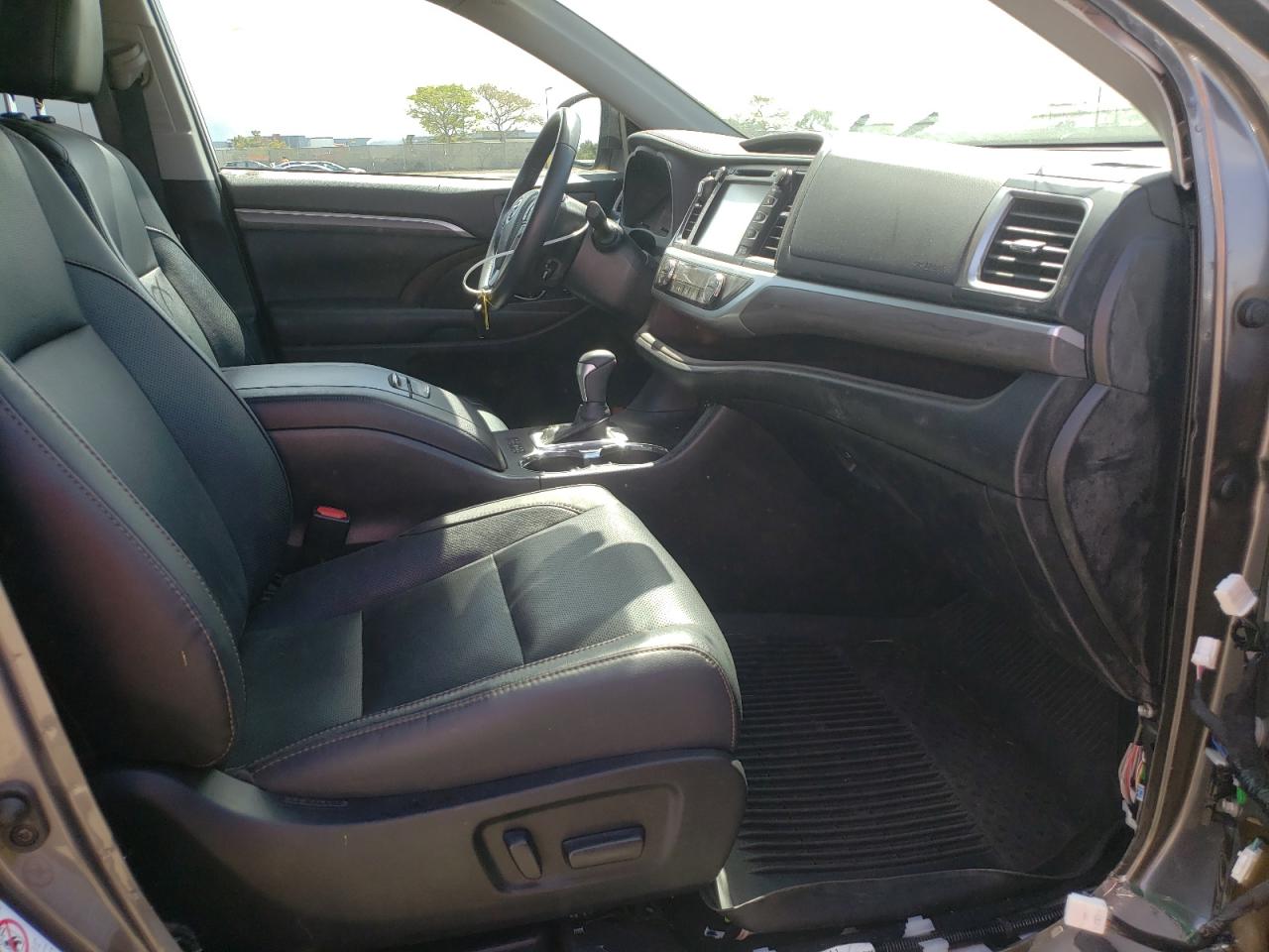 Photo 5 from auction – 2019 TOYOTA HIGHLANDER with VIN 5TDDGRFH3KS074205