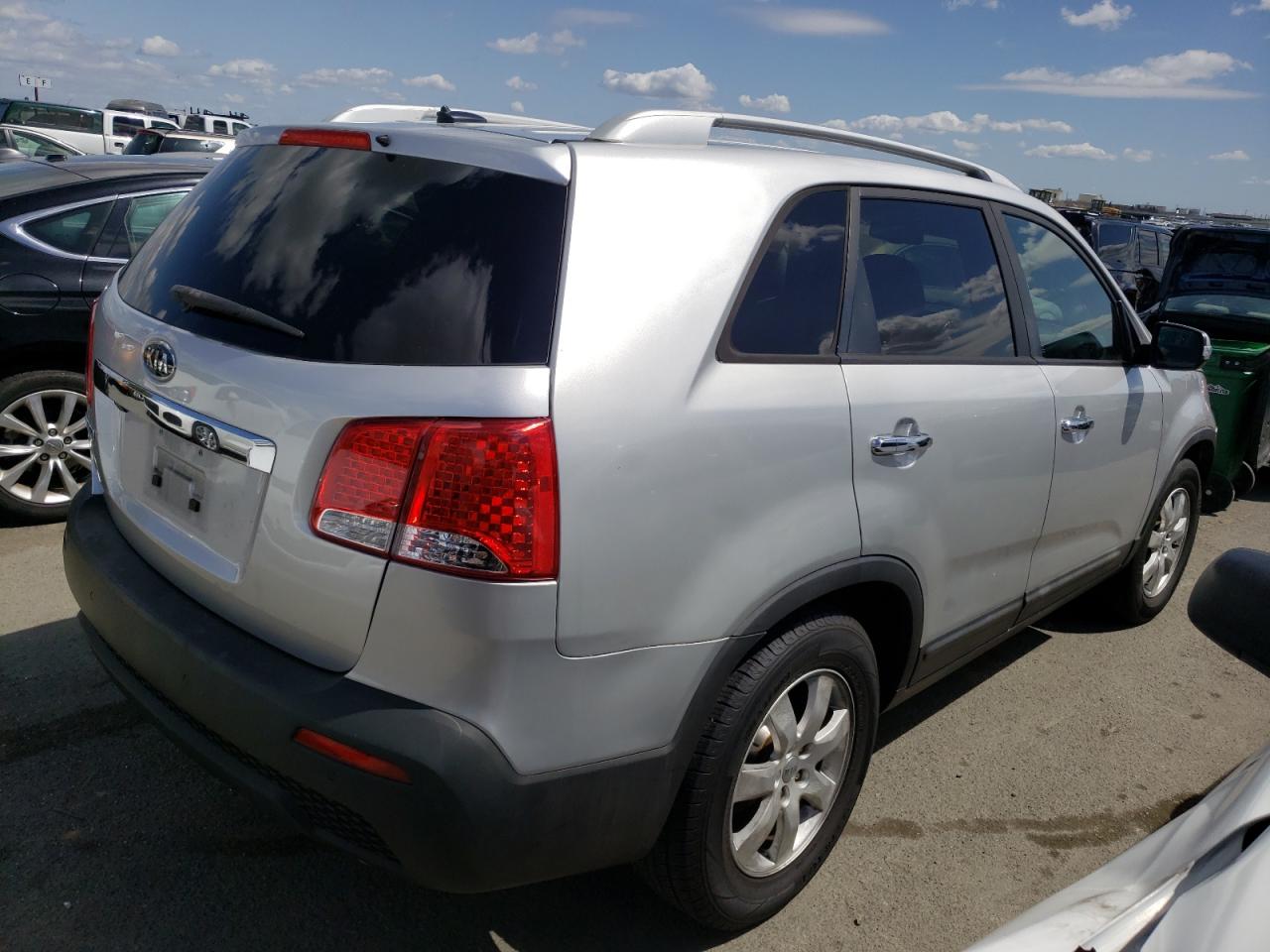Photo 4 from auction – 2013 KIA SORENTO LX with VIN 5XYKT3A63DG323995